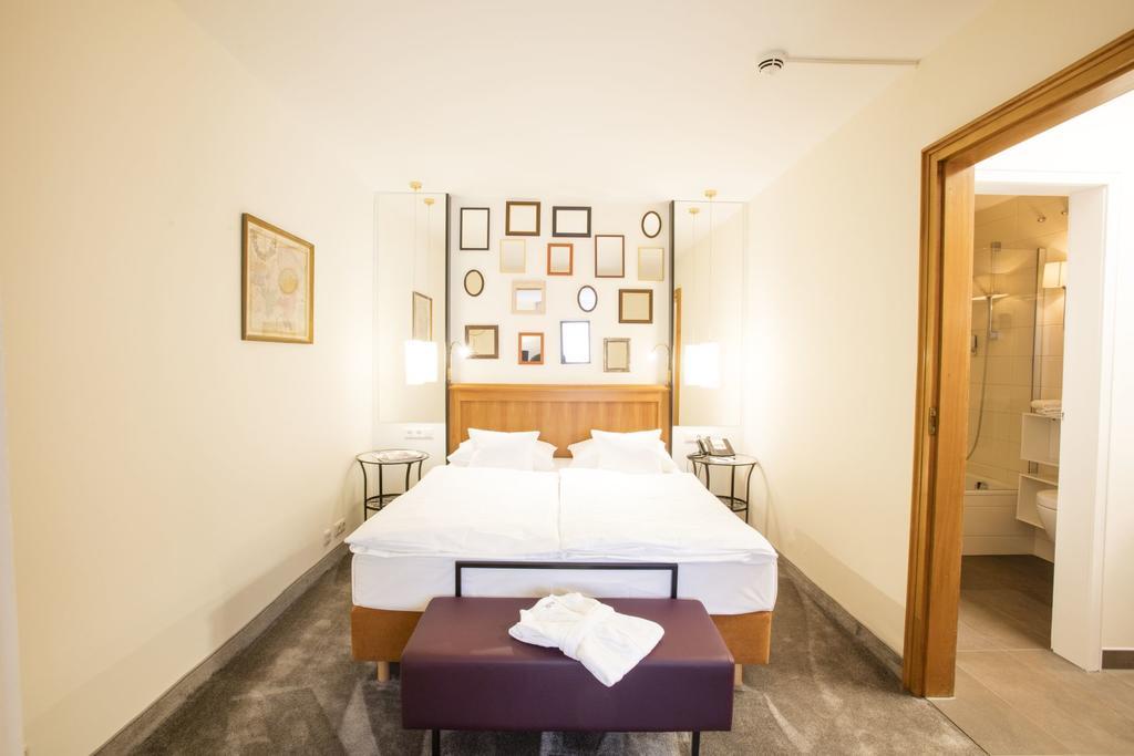 Hotel Krone ****S Тюбинген Экстерьер фото
